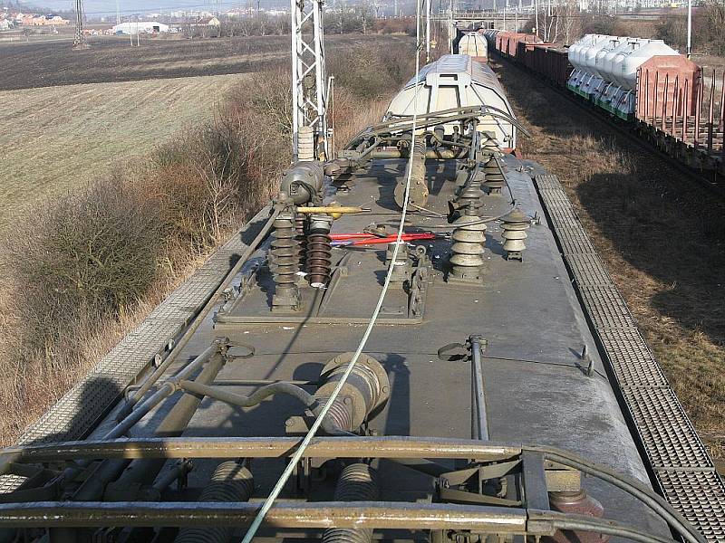 Vlak u Čebína strhl vedení.