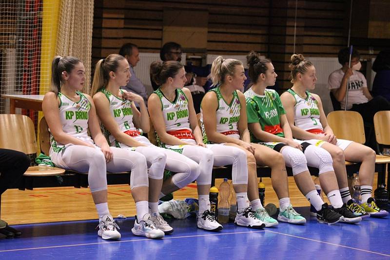 Basketbalistky Králova Pole (v bílém) prohrály s favorizovaným celkem Villeneuve 45:71.