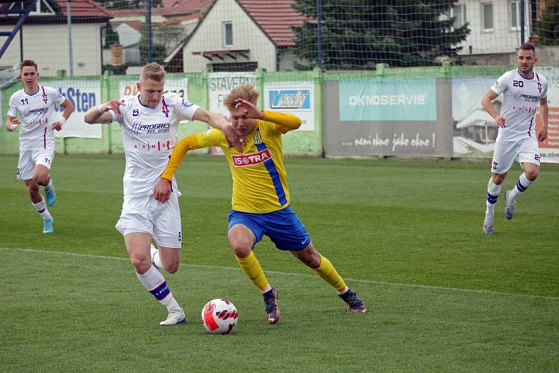 Líšeňští fotbalisté (v bílém) remizovali na domácím hřišti s Opavou 1:1.