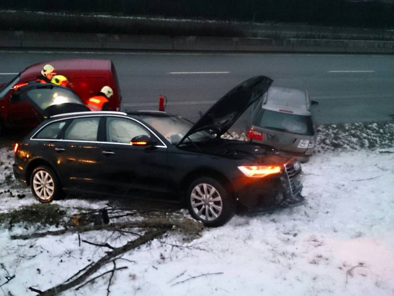 Při hromadné nehodě čtyř aut na Vídeňské ulici v Brně se zranil jeden člověk.