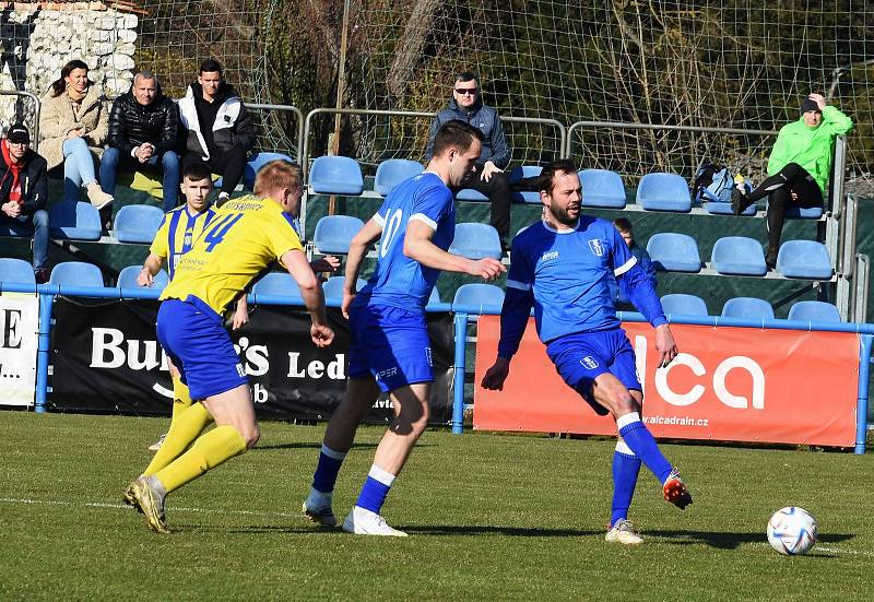 Fotbalisté Lednice (v modrém) doma remizovali 1:1 s Ratíškovicemi.