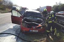Hasiči likvidovali požár osobního auta na dálnici u Brna.