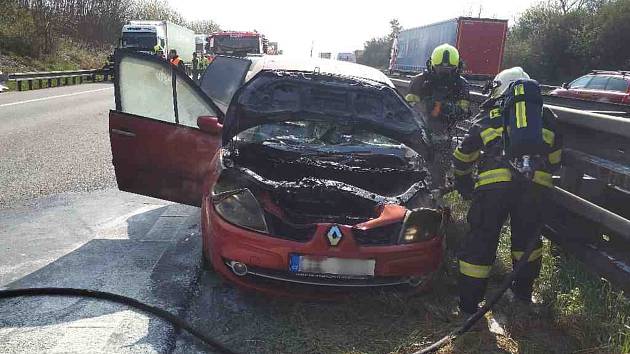 Hasiči likvidovali požár osobního auta na dálnici u Brna.