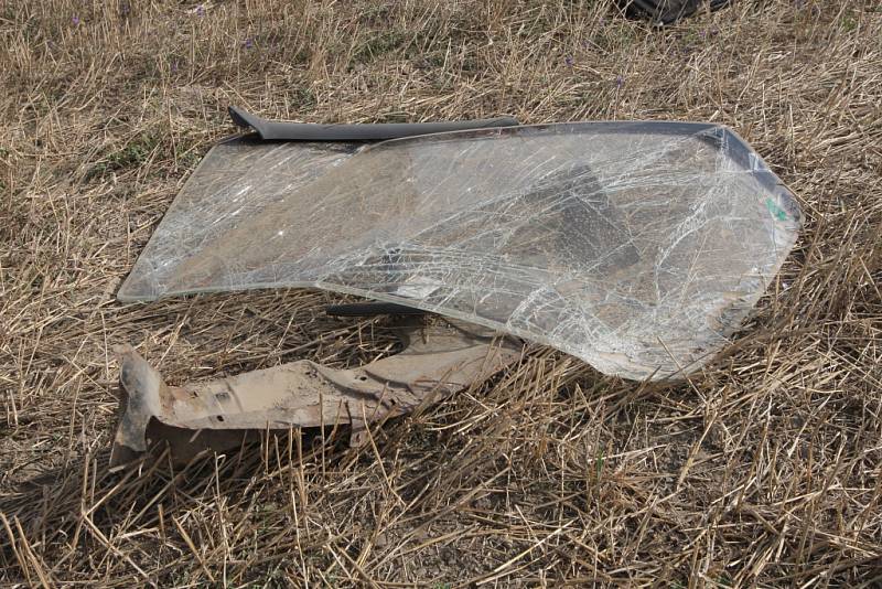 Mladá řidička pravděpodobně jela rychleji, než měla. Auto otočila na střechu.