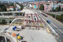 Stavbaři pokračují v rekonstrukci mostu Otakara Ševčíka v brněnských Židenicích. Pohled na stavbu z dronu.