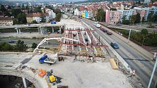 Stavbaři pokračují v rekonstrukci mostu Otakara Ševčíka v brněnských Židenicích. Pohled na stavbu z dronu.