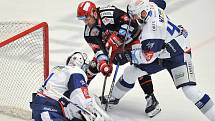 Finále play off hokejové extraligy - 2. zápas: HC Oceláři Třinec vs. HC Kometa Brno (v bílém).