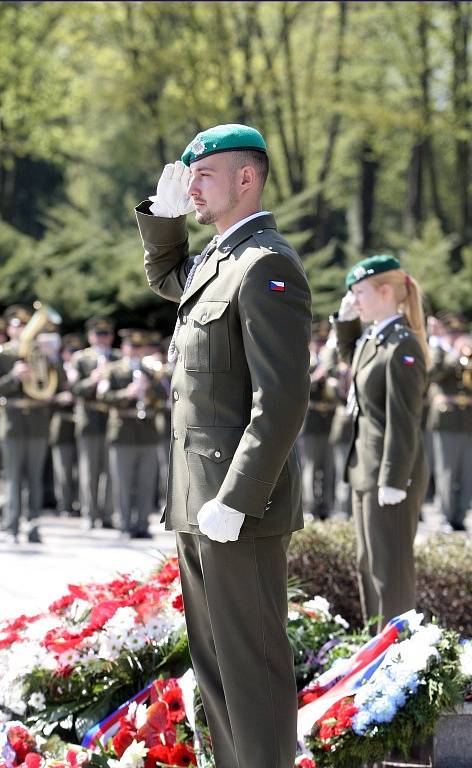 Lidé uctili památku vojáků padlých při osvobození Brna na konci druhé světové války