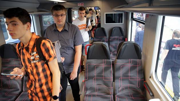 První dvě soupravy z továrních linek Škoda group představili zástupci Jihomoravského kraje na brněnském nádraží. Vozy začnou jezdit již na podzim.