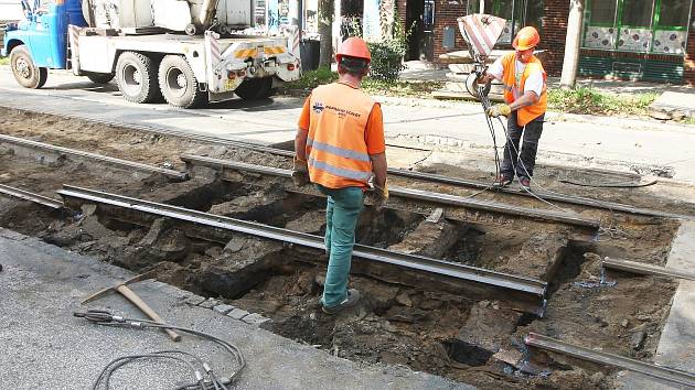 Díra pod kolejištěm zastavila provoz tramvají v Horově ulici.