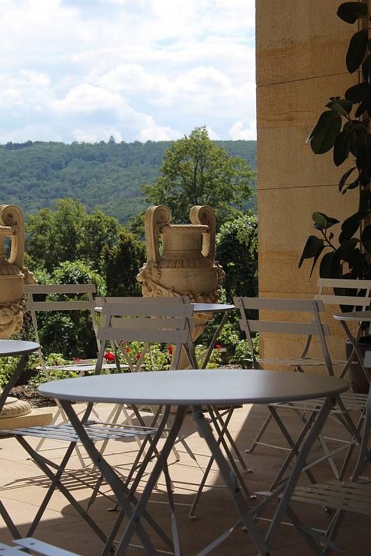 Výběrovou kávu v duchu proslulého brněnského architekta Ernsta Wiesnera si lidé nově vychutnají v pisárecké vile Stiassni. Otevřeli tam kavárnu pojmenovanou Café Ernst.