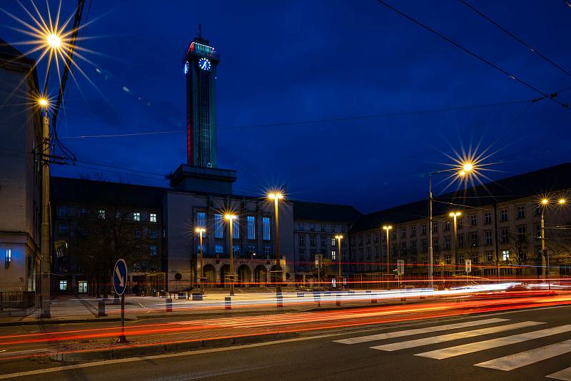 Ve středu 16. února se rozzářily významné budovy napříč republikou sokolskými barvami u příležitosti 160 let od založení organizace. Na snímku je radnice v Ostravě.