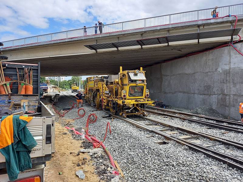 Podbíječka ve vyloučené tramvajové trati.