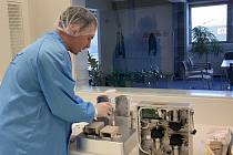 Minilaboratoře pro provedení tří experimentů přímo ve vesmíru vyrábí odborníci z brněnské společnosti SAB Aerospace. Astronauti v těchto speciálních přístrojích přivezou příští rok na Mezinárodní vesmírnou stanici lidskou moč, kostní dřeň i žabí embrya.