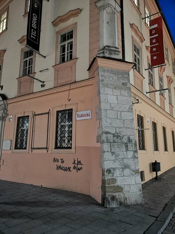 Černým graffiti vandal poškodil budovy v centru Brna.