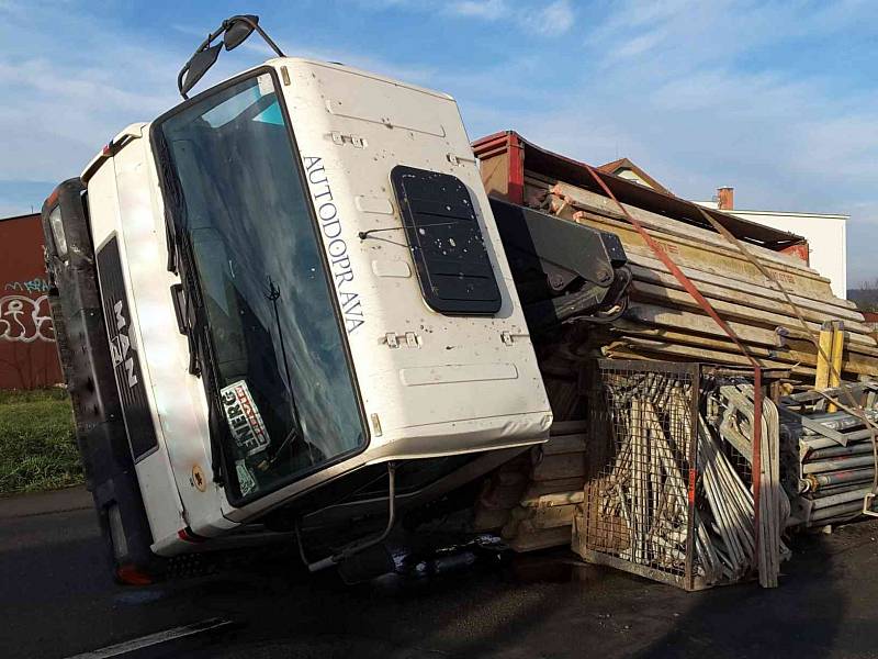 Plně naložené převrácené nákladní auto museli v pátek odpoledne vyprošťovat hasiči v Babicích nad Svitavou na Brněnsku.