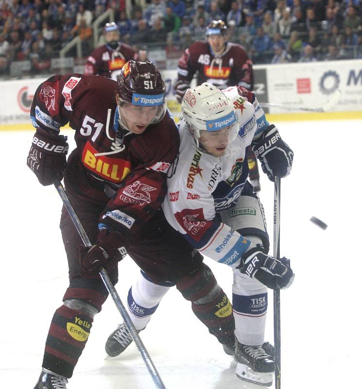 Hokejisté brněnské Komety maximálně potěšili své fanoušky. Porazili rivala ze Sparty na domácím ledě 6:2 v devátém kole hokejové extraligy. Zaskvěl se především útočník Komety Marek Kvapil, ke třem přihrávkám přidal jednu branku.