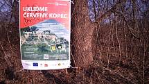 Organizátoři Ukliďme Česko už na Červeném kopci vylepili i plakáty.