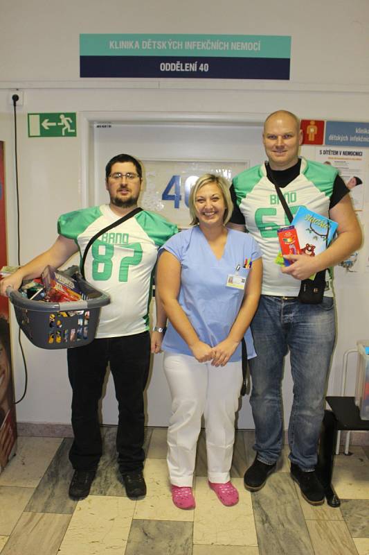Hráči amerického fotbalu z Alligators Brno navštívili pacienty Dětské nemocnice Fakultní nemocnice Brno. Přinesli jim dárky.