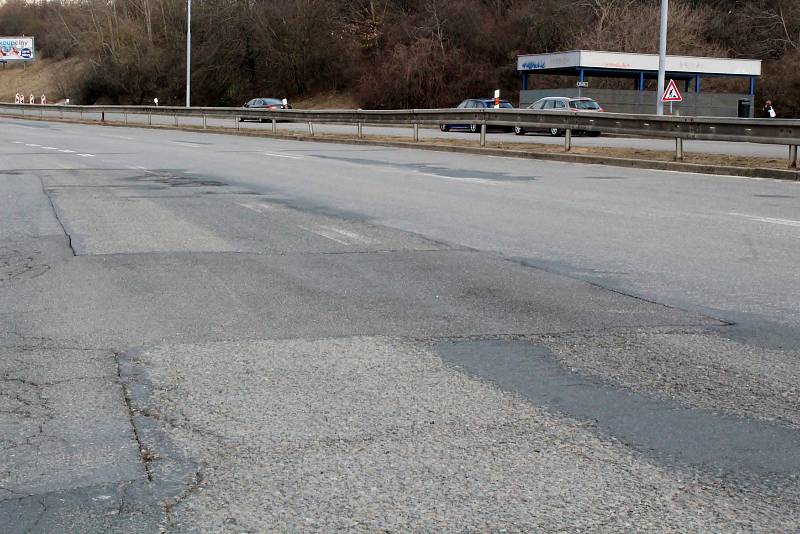 Jedovnická ulice v Brně ještě před opravou, časem ji má překlenout nová lávka.