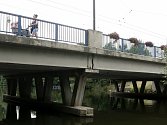 Jundrovský most vede přes řeku Svratku.