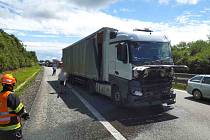 Nehoda v pondělí zpomalila dopravu krátce po poledni na dálnici D1 u obce Tvarožná na Brněnsku. Na 207 kilometru tam havarovaly dva kamiony. Jeden z nich narazil do středových svodidel a zůstal odstavený v levém jízdním pruhu.