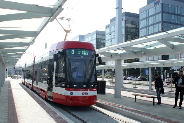 Novou obousměrnou tramvaj Škoda 45T představil v úterý brněnský dopravní podnik. Cestující bude vozit k bohunickému kampusu.