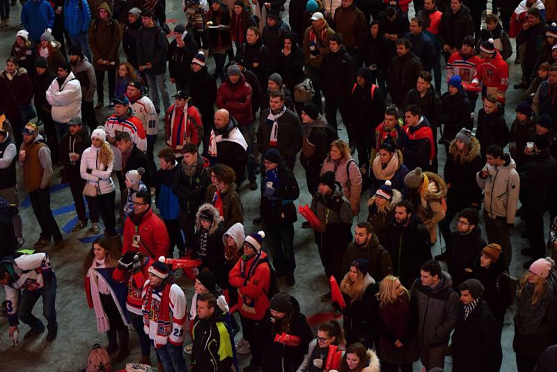 Fanoušci na brněnském Olympijském festivalu i přes prohru českého hokejového týmu nad ruským neztráceli dobrou náladu.