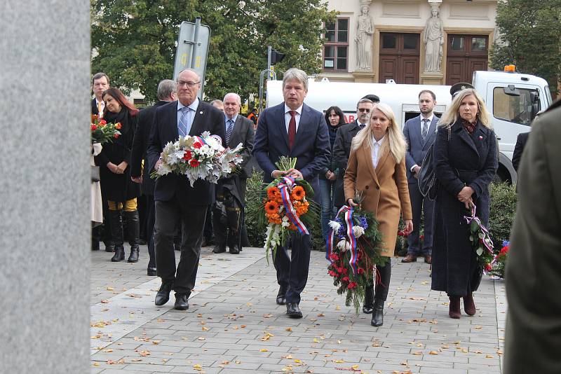 Položením věnců k soše prezidenta Masaryka si lidé v Brně připomněli vznik Československa.