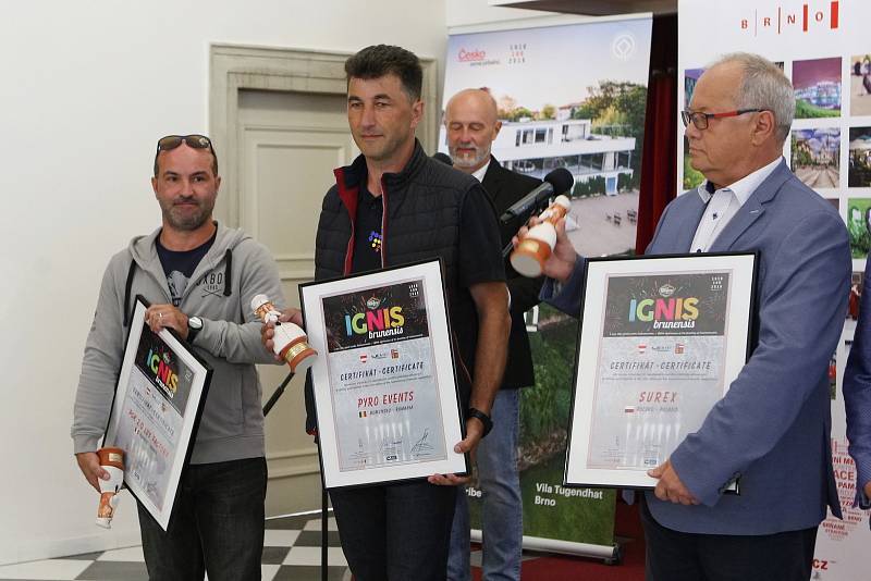 Vyhlášení výsledků soutěžních ohňostrojů festivalu Ignis Brunensis. Na snímku zleva zástupci týmů z Francie, Rumunska a Polska.