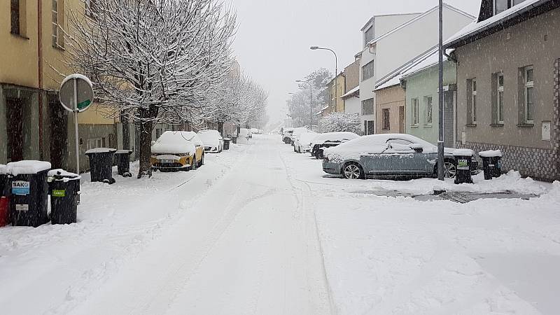 Brno se od rána potýká s čerstvým sněhem. Komplikuje především dopravu.