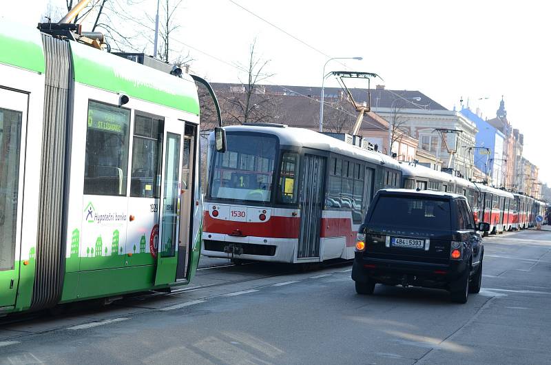  Obrnit trpělivostí se museli lidé, kteří v úterý kolem poledne cestovali v Brně tramvají od Semilassa k Moravskému náměstí. Provoz na kolejích se totiž na hodinu a čtvrt kvůli technické závadě na tramvaji zastavil a cestující museli čekat.