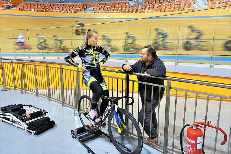 Dráhoví cyklisté brněnské Dukly  (Veronika Jaborníková a masér Petr Buček) strávili další dva týdny na soustředění v Bulharsku.