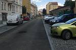 Obyvatelé brněnské Gorkého ulice si stěžují na podobu po opravě. Vadí jim obří chodník, parkování na kolmo a žádná zeleň.