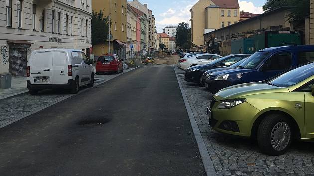 Obyvatelé brněnské Gorkého ulice si stěžují na podobu po opravě. Vadí jim obří chodník, parkování na kolmo a žádná zeleň.