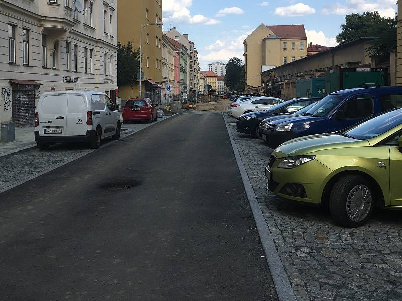 Obyvatelé brněnské Gorkého ulice si stěžují na podobu po opravě. Vadí jim obří chodník, parkování na kolmo a žádná zeleň.