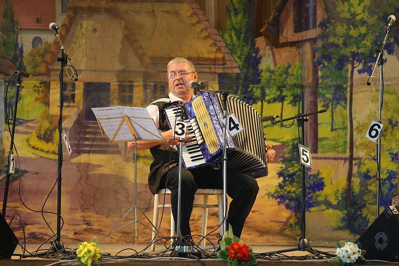 Na podiu v Čebíně vystoupily tři desítky harmonikářů. 