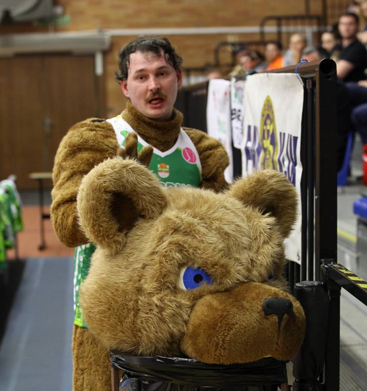 Před necelým rokem smutnily, soupeři se však pomstily. Královopolské basketbalistky (v zeleném) si v semifinále smlsly na Žabinách, které porazily 71:38 a postoupily do boje o zlato ve Final Four Českého poháru hrajícího se v Nymburku.