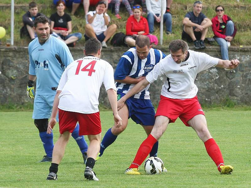 Hokejisté brněnské Komety ve čtvrtek v Jundrově odehráli benefiční utkání proti týmu Svatoanenské fotbalové ligy, za který nastoupili především zaměstnanci brněnských nemocnic.