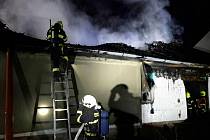 Požár střechy rodinného domu v Loděnici na Brněnsku.