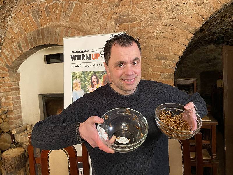 Český rekordman Jaroslav Němec dnes v Brně vytvořil nový světový rekord v pojídání sušených červů.