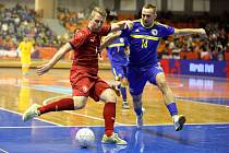 Čeští futsalisté (v červeném) po boji porazili na úvod kvalifikace na mistrovství světa Bosnu 4:2.