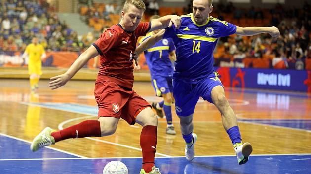 Čeští futsalisté (v červeném) po boji porazili na úvod kvalifikace na mistrovství světa Bosnu 4:2.