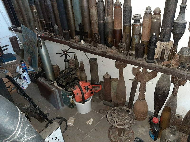 Množství munice z války našli policisté na jedné chatě na Brněnsku.