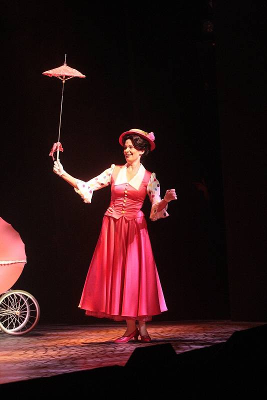 Muzikál Mary Poppins se vrací do Městského divadla Brno. Hlavní postavu znovu ztvární herečka Alena Antalová (na snímku), nově roli nastudovala také Ivana Vaňková.