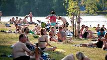 Tisíce lidí zaplnily o víkendu a o pondělním svátku Brněnskou přehradu, kde hledaly stín i osvěžení v parných letních dnech. 