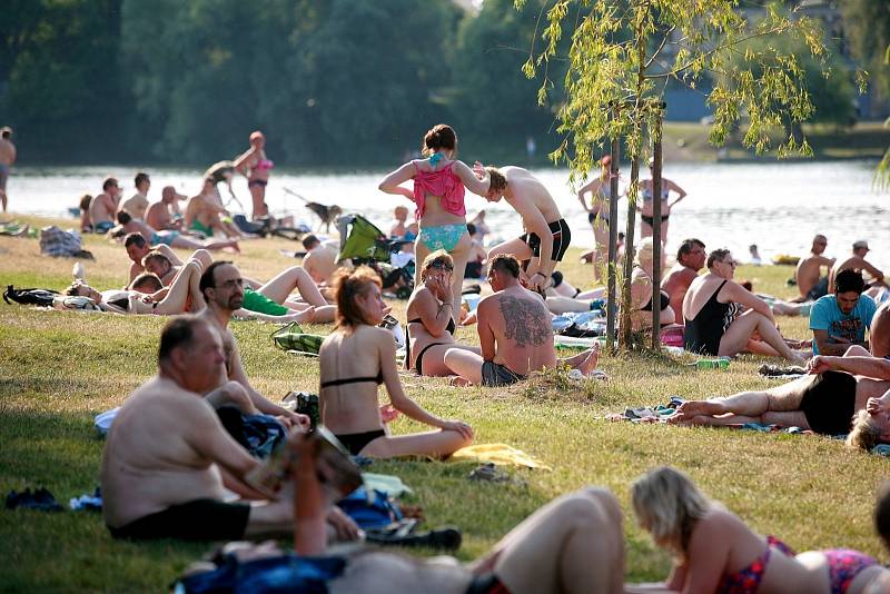 Tisíce lidí zaplnily o víkendu a o pondělním svátku Brněnskou přehradu, kde hledaly stín i osvěžení v parných letních dnech. 