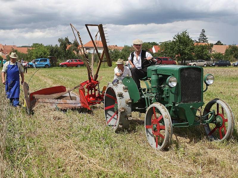 Dožínkové slavnosti v Pršticích. Začátek sklizně místní neslaví jen jídlem, cukrovím a pitím, ale také prací po způsobu svých předků.