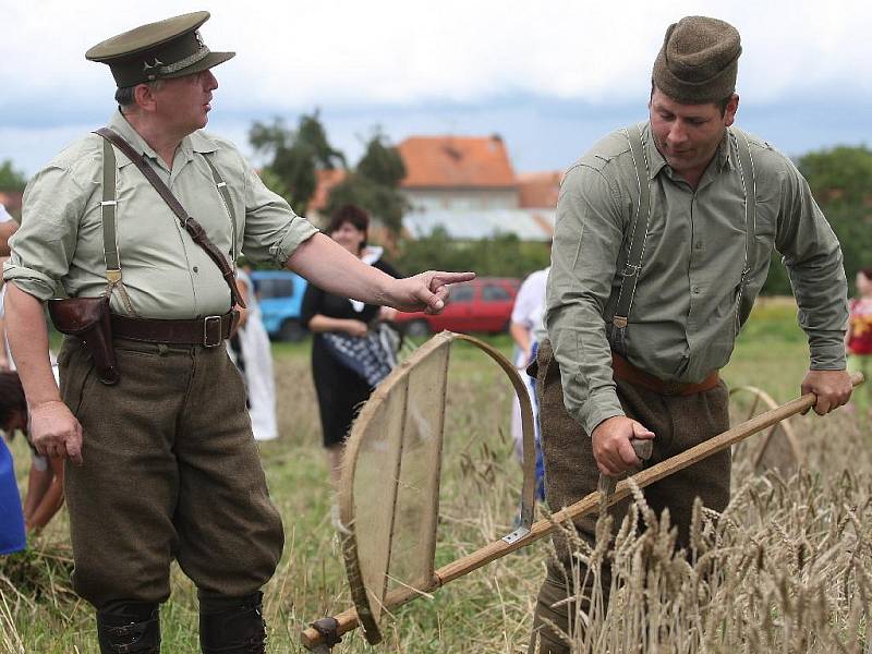 Dožínkové slavnosti v Pršticích. Začátek sklizně místní neslaví jen jídlem, cukrovím a pitím, ale také prací po způsobu svých předků.