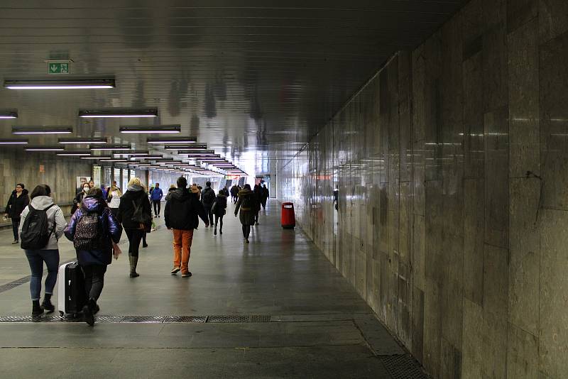 V části podchodu pod hlavním nádražím v Brně už nejsou stánky kvůli plánované rekonstrukci. Foto únor 2022.